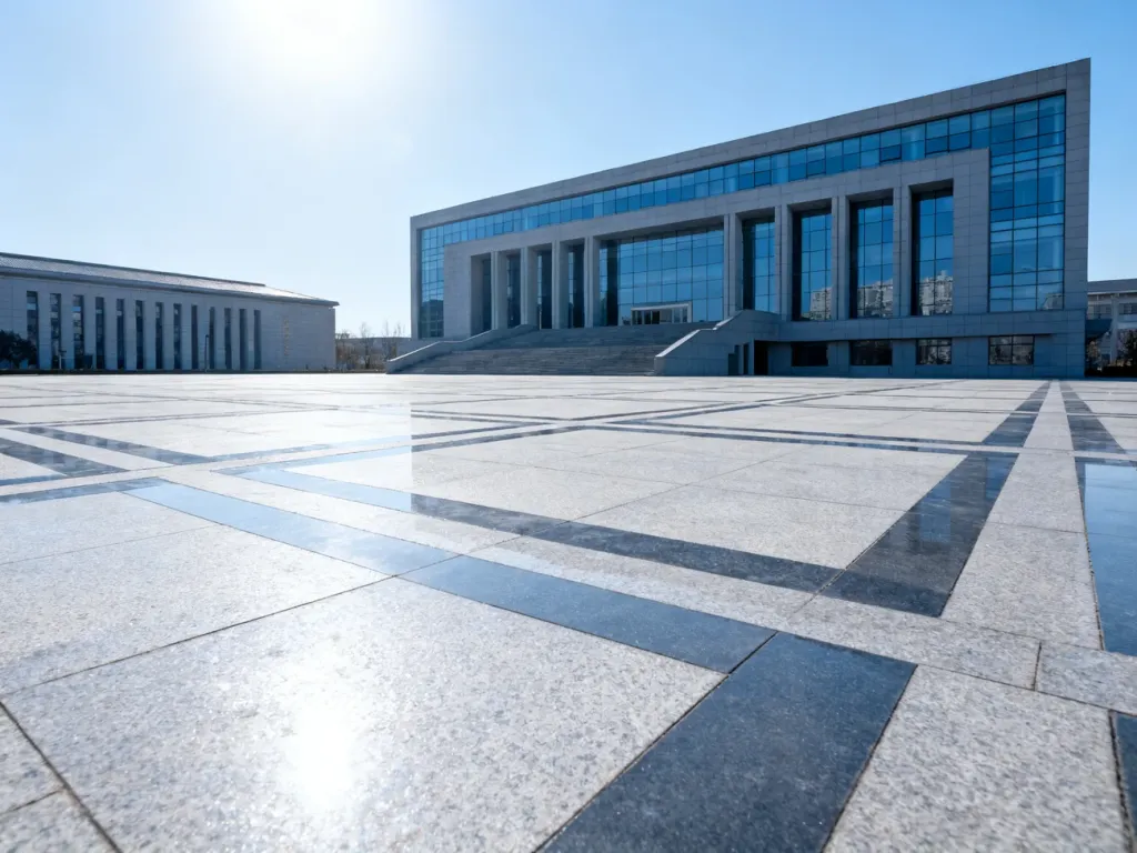 Nowoczesny budynek urzędu z przeszkleniami i betonową elewacją, reprezentujący współczesną architekturę administracyjną.